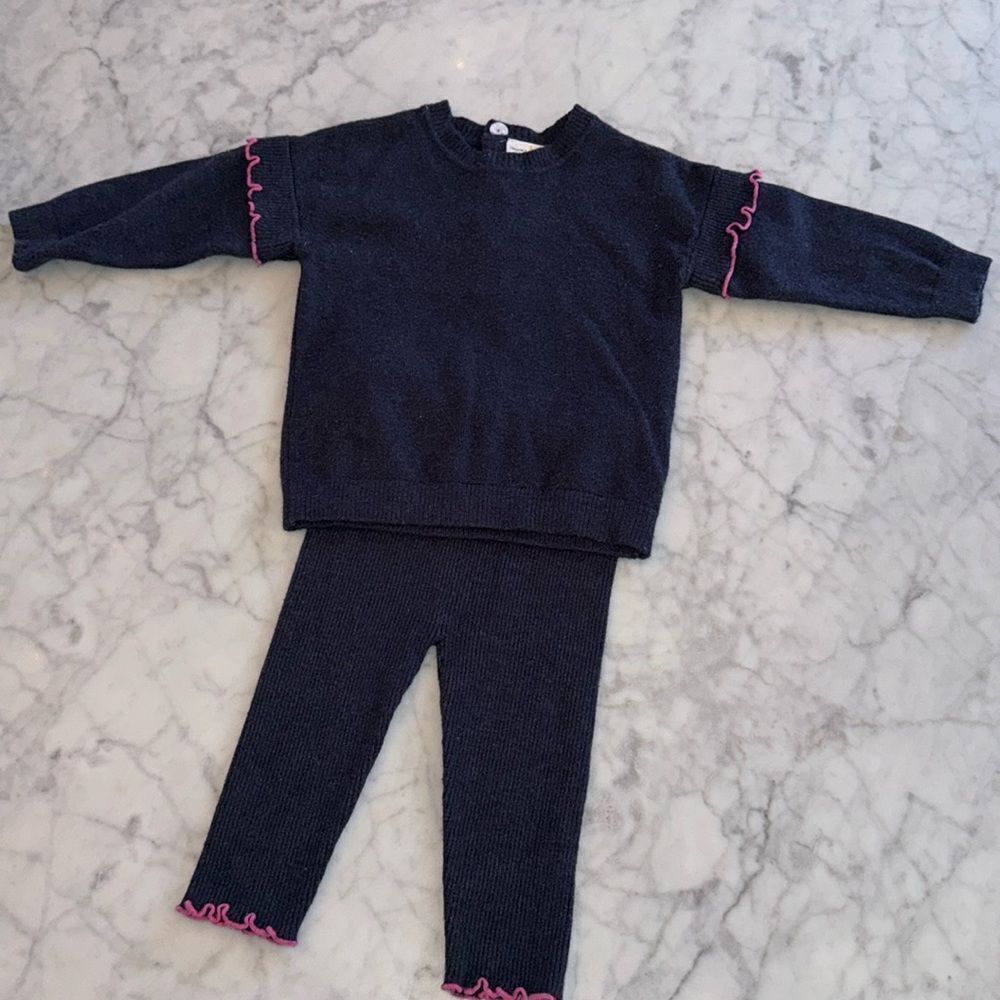 BLOOMIEāS BABY GIRLSāSWEATER TOP & LEGGING SET 6/12M